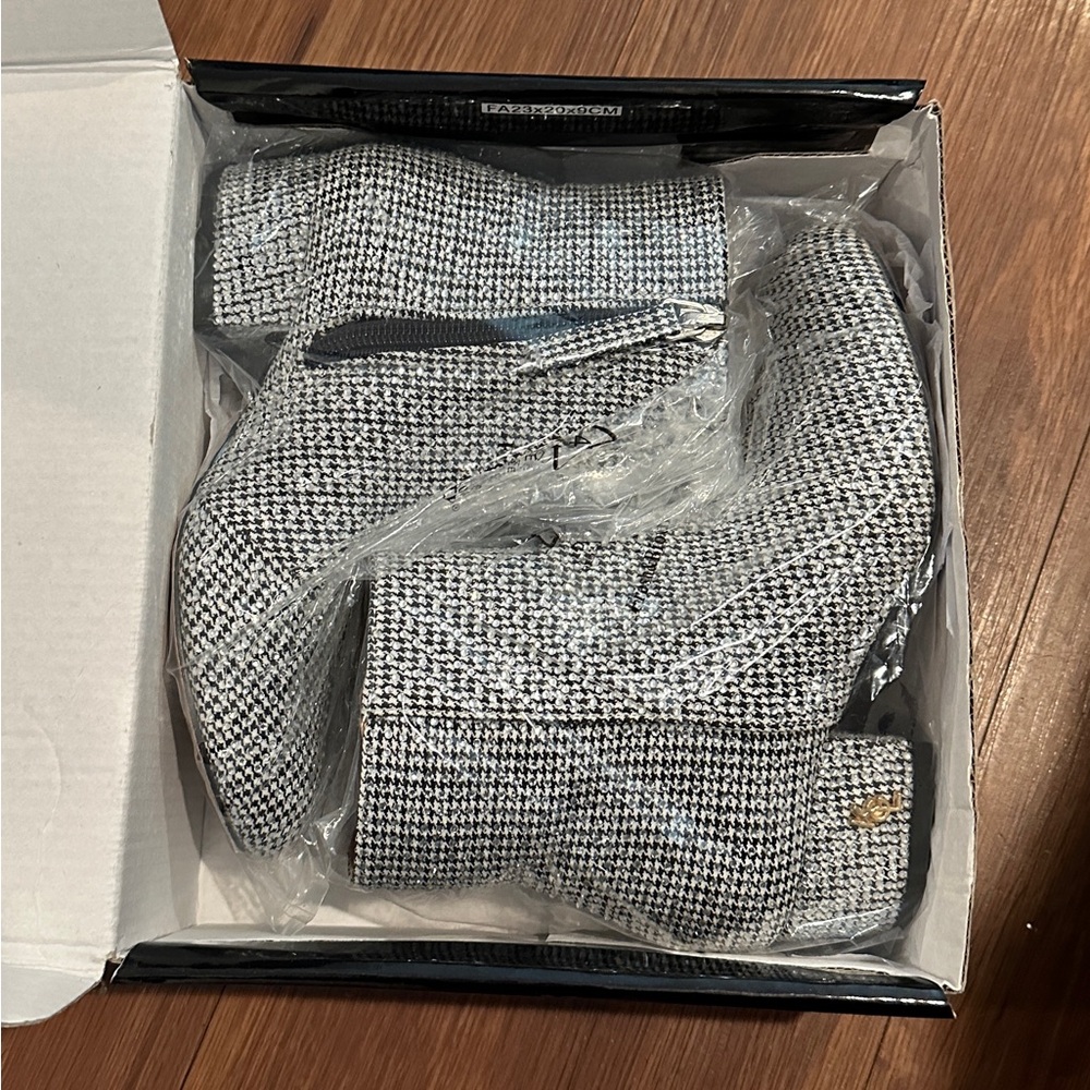 Kurt Geiger Mini Burlington Bootie 12M. Great condition. Still in original box.